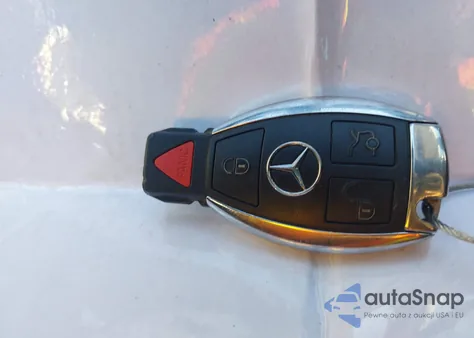 2016 Mercedes-Benz C 300 z USA, uszkodzony, nr VIN 55SWF4JB2GU164490